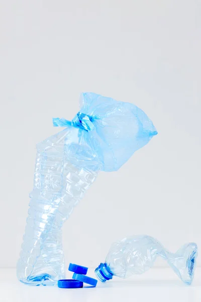 Minimalny Skład Odrzuconych Niebieskich Butelek Plastikowych Białym Tle Koncepcja Sortowania — Zdjęcie stockowe