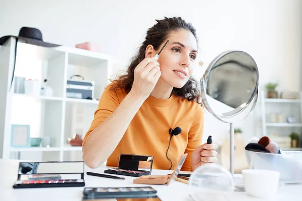 Basso Angolo Ritratto Bella Giovane Donna Con Capelli Ricci Facendo — Foto Stock