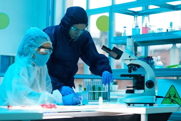 Retrato Dos Científicos Con Equipo Protección Completo Trabajando Investigación Laboratorio — Foto de Stock