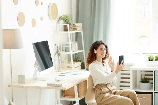 Jovem Empresária Tendo Videoconferência Com Seus Colegas Usando Smartphone Enquanto — Fotografia de Stock