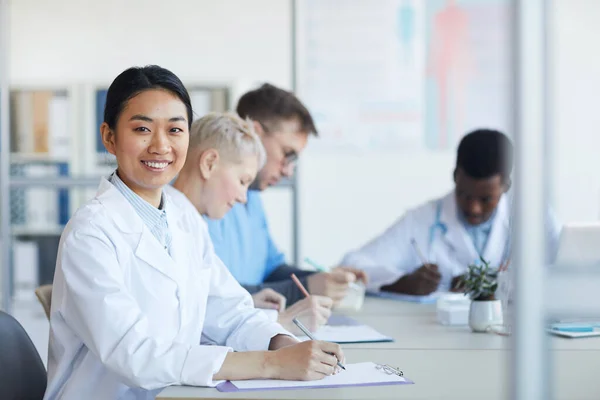 Portrait Médecin Asiatique Souriant Caméra Alors Elle Était Assise Table — Photo