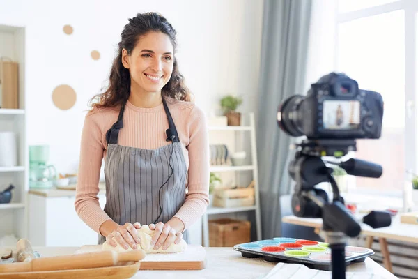 Horisontellt Medium Porträtt Glad Ung Kvinna Bär Förkläde Knåda Deg — Stockfoto