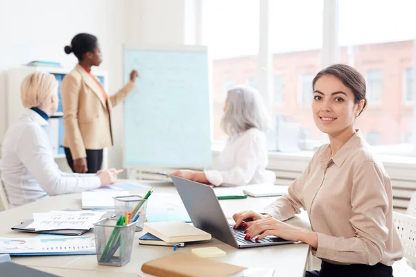 Retrato Elegante Mujer Negocios Sonriendo Cámara Mientras Está Sentada Mesa — Foto de Stock