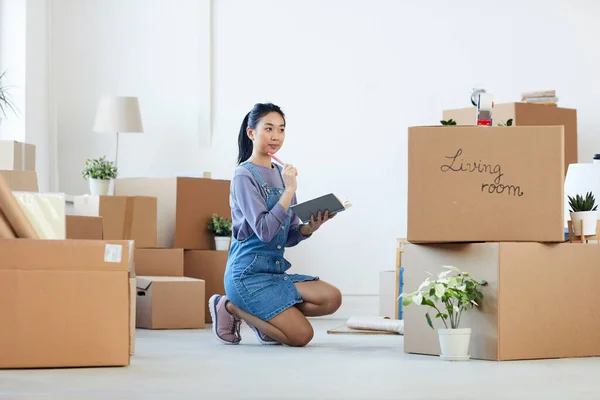 Full Length Portrait Young Asian Woman Organizing Moving Process While — Stock Photo, Image