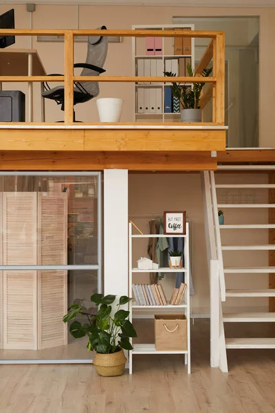 Vertikale Hintergrundbild Von Heimeligen Zwei Ebenen Wohnung Interieur Mit Arbeitsplatz — Stockfoto