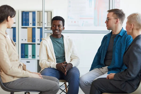 Retrato Joven Afroamericano Sentado Una Silla Círculo Apoyo Compartiendo Historia — Foto de Stock