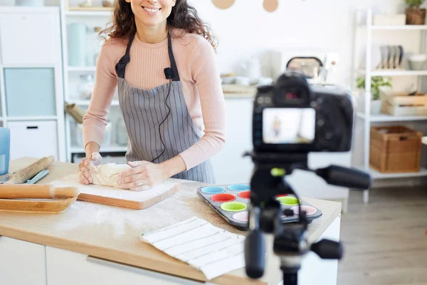 Ung Vuxen Kvinna Knåda Deg För Cupcakes Medan Spelar Video — Stockfoto