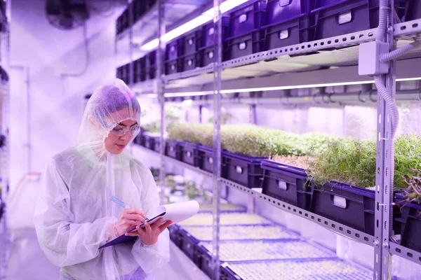 Cintura Hacia Arriba Retrato Mujer Ingeniero Agrícola Escribiendo Portapapeles Mientras — Foto de Stock