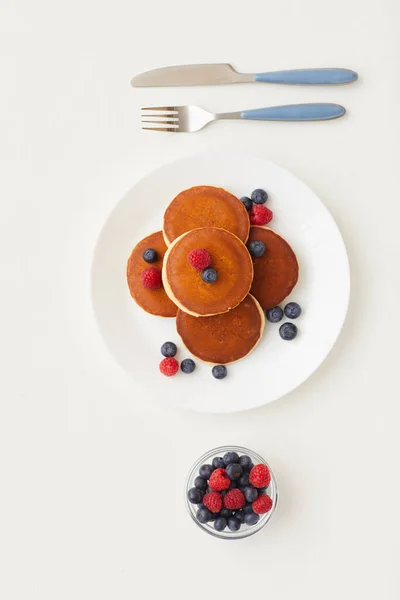 Puncak Pada Komposisi Minimal Dari Pancake Emas Yang Lezat Dihiasi — Stok Foto