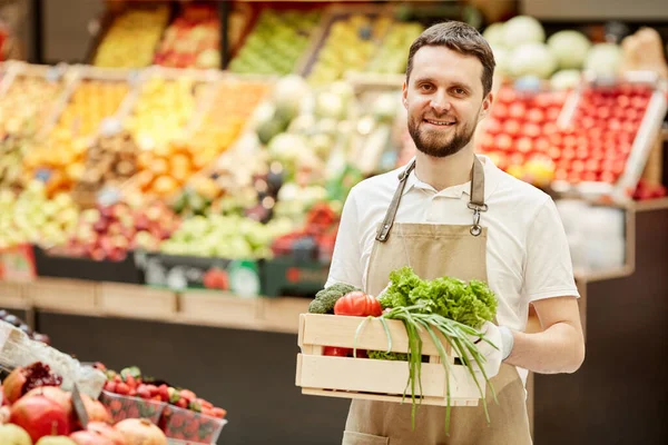 Retrato Cintura Hacia Arriba Del Hombre Barbudo Sosteniendo Caja Verduras — Foto de Stock