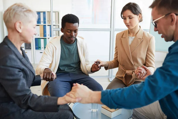 Grupo Multiétnico Personas Cogidas Mano Oración Mientras Están Sentadas Círculo — Foto de Stock