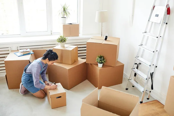 空の白い部屋に段ボール箱を詰め若いアジアの女性の広い角度の背景 移転と家の装飾コンセプト コピースペース — ストック写真