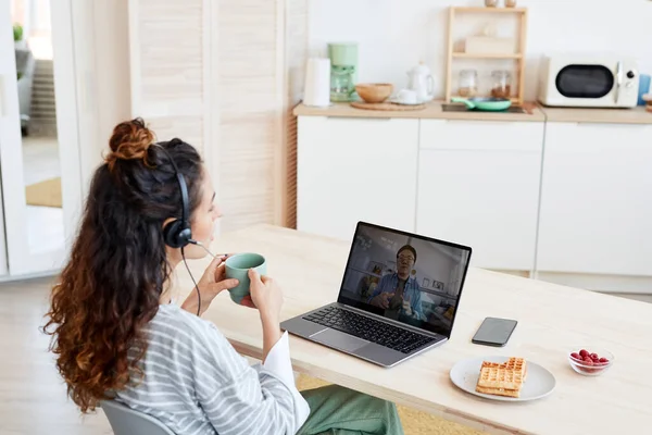 Junge Kaukasierin Und Ihr Asiatischer Männlicher Kollege Arbeiten Gemeinsam Einem — Stockfoto