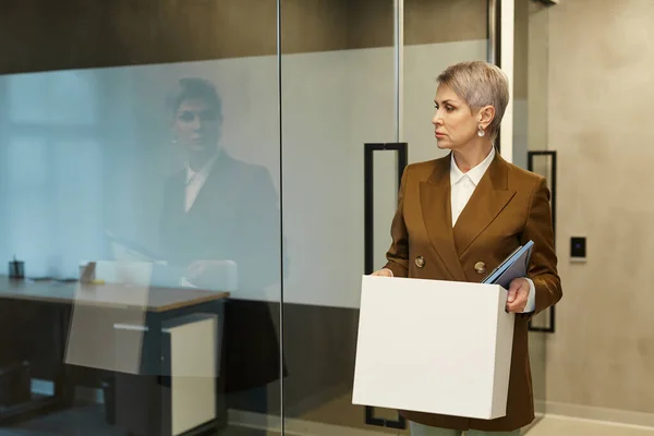 Retrato Cintura Hacia Arriba Una Mujer Negocios Madura Sosteniendo Caja —  Fotos de Stock