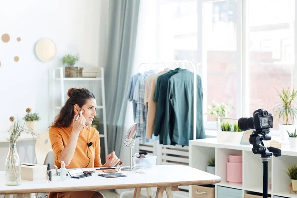 Modern Caucasian Woman Sitting Alone Her Room Doing Casual Make — Stock Photo, Image