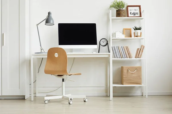 全长全景在最小的家庭办公室设计中 木制椅子和白色电脑桌靠着白墙 复制空间 — 图库照片