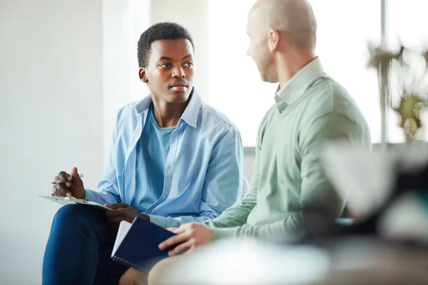 Porträt Eines Jungen Afroamerikanischen Mannes Gespräch Mit Einem Manager Während — Stockfoto