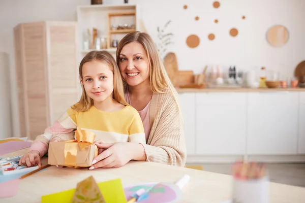 Ritratto Caldo Madre Felice Che Posa Con Figlia Mentre Apre — Foto Stock