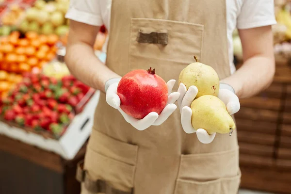 Close Homem Irreconhecível Segurando Peras Frescas Romã Enquanto Vende Frutas — Fotografia de Stock