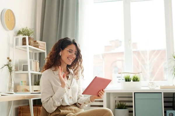 Mujer Joven Moderna Con Estilo Teniendo Videoconferencia Con Sus Compañeros — Foto de Stock