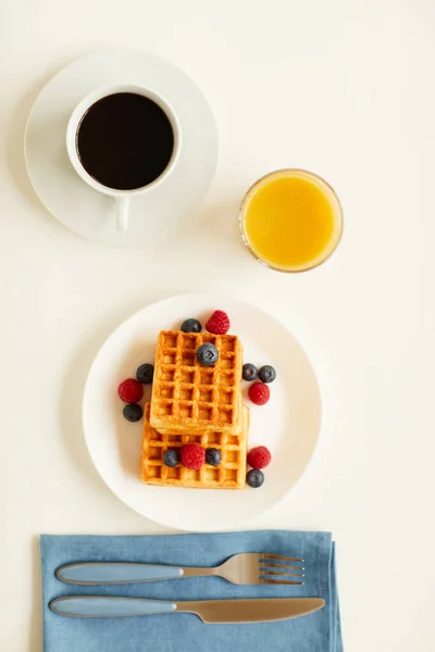 Tampilan Utama Pada Sarapan Gourmet Lezat Dengan Wafel Manis Dan — Stok Foto