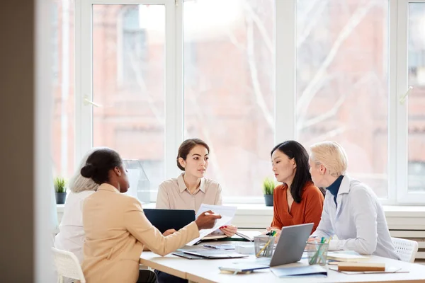 会議室での会議中にテーブルに座っている間 プロジェクトを議論する多様な女性ビジネスチームでの広い角度ビュー コピースペース — ストック写真