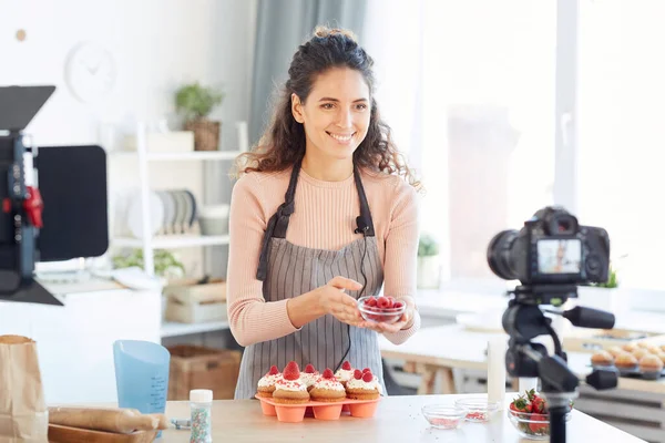 Mat Vlogger Står Hennes Kök Med Små Glas Skål Full — Stockfoto