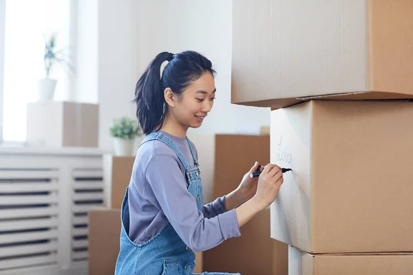 Retrato Vista Lateral Una Mujer Asiática Sonriente Escribiendo Cajas Cartón — Foto de Stock