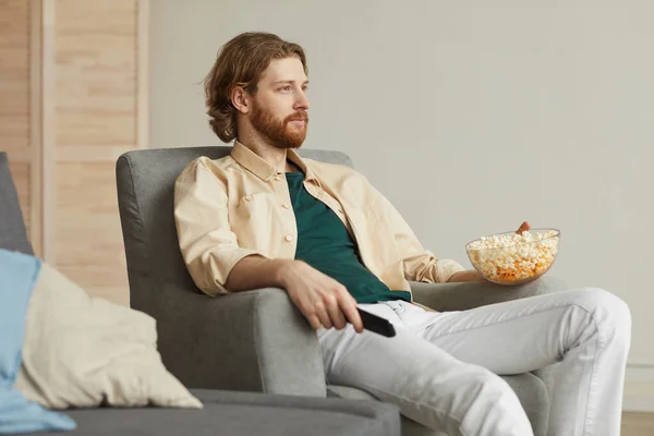 Portret Van Een Moderne Man Met Baard Die Thuis Kijkt — Stockfoto