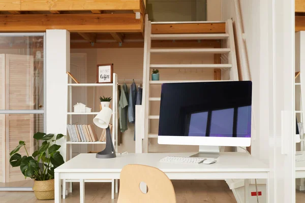 Planda Bilgisayar Masası Olan Iki Katlı Ofis Dairesindeki Çağdaş Yerinin — Stok fotoğraf