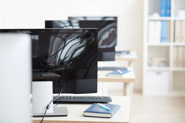 Imagem Fundo Computadores Negros Linha Local Trabalho Vazio Cubículos Escritório — Fotografia de Stock