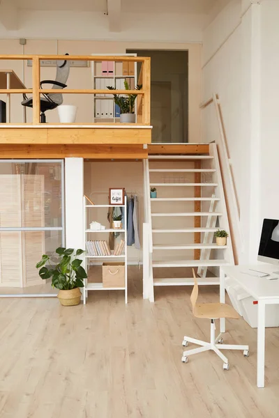 最小限のデザインと木製の詳細と現代的な2つのレベルのオフィスの内部の垂直背景画像 コピースペース — ストック写真