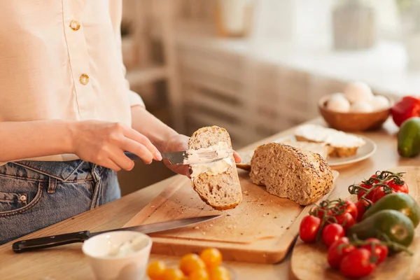 Varma Tonas Närbild Oigenkännlig Kvinna Gör Smörgåsar Medan Förbereder Frukost — Stockfoto