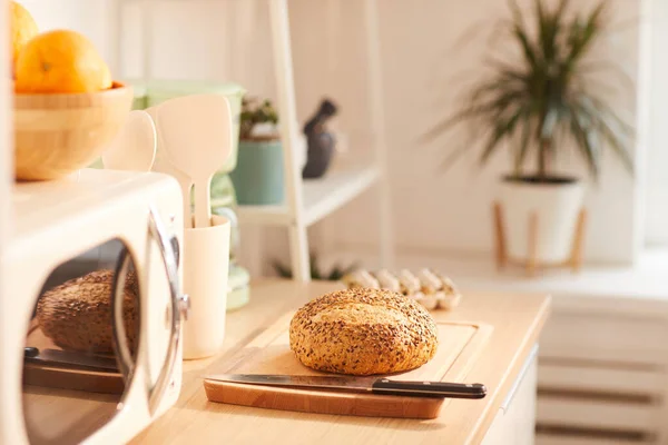 Minimal Bakgrundsbild Färskt Hembakat Bröd Träbord Köket Interiör Kopiera Utrymme — Stockfoto