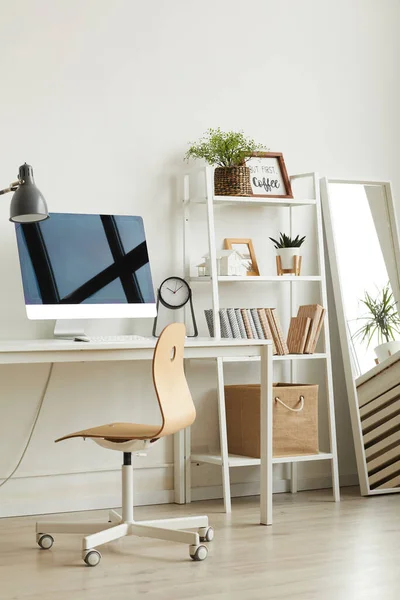 Vertikales Hintergrundbild Eines Leeren Homeoffice Arbeitsplatzes Mit Holzstuhl Und Modernem — Stockfoto