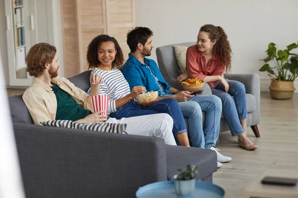 Varmt Tonat Porträtt Multietnisk Grupp Vänner Tittar Tillsammans Medan Sitter — Stockfoto