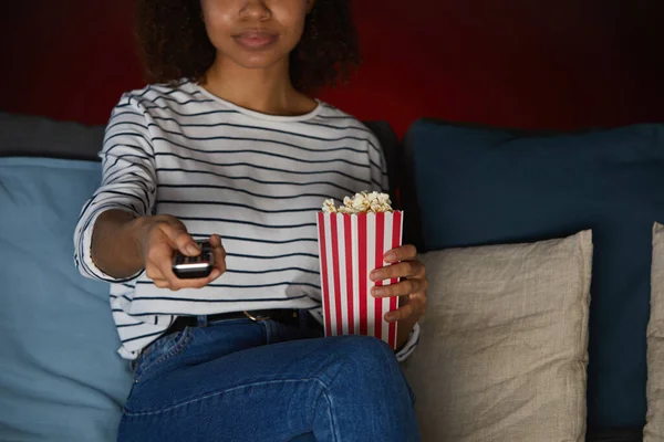 Gesneden Portret Van Jonge Afro Amerikaanse Vrouw Die Thuis Kijkt — Stockfoto