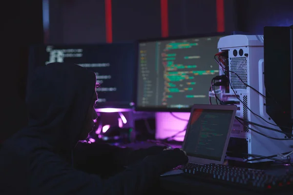 Retrato Hacker Irreconhecível Usando Equipamentos Computador Com Código Programação Telas — Fotografia de Stock