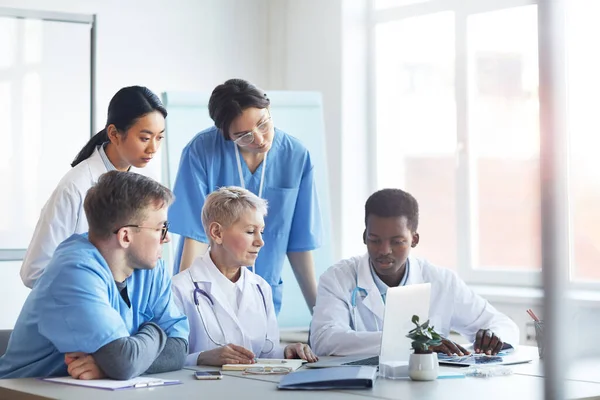 Többnemzetiségű Orvosok Csoportja Nézi Laptopképernyőt Miközben Együtt Dolgoznak Orvosi Rendelő — Stock Fotó