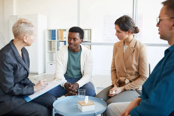 Porträtt Kvinnlig Psykolog Som Arbetar Med Multietnisk Grupp Människor Stödcirkel — Stockfoto