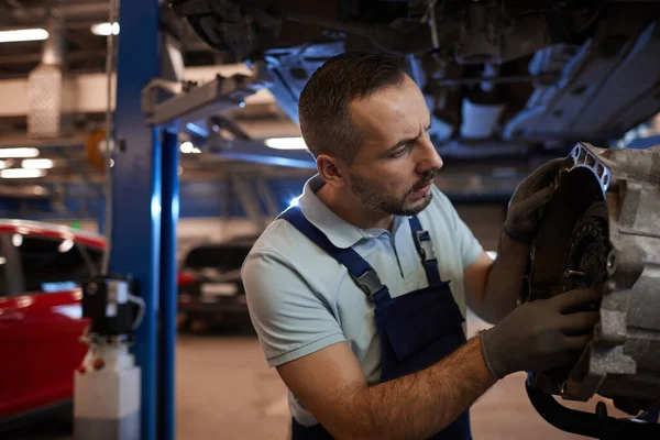 Retrato Cintura Hacia Arriba Del Mecánico Del Coche Barbudo Que — Foto de Stock