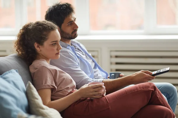 Sidovy Porträtt Moderna Par Tittar Och Hålla Muggar Medan Sitter — Stockfoto