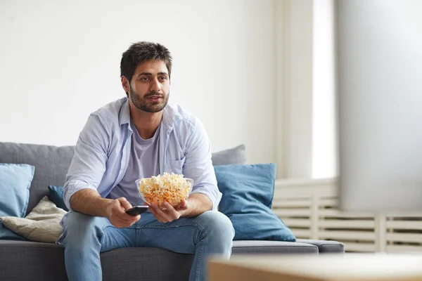 Portret Van Volwassen Man Met Baard Die Kijkt Een Kom — Stockfoto