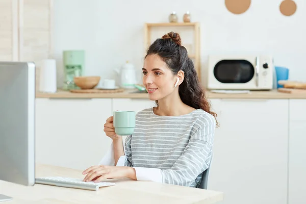 Retrato Horizontal Medio Una Mujer Joven Usando Computadora Escritorio Bebiendo — Foto de Stock