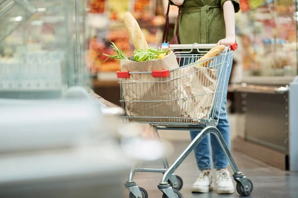 Retrato Seção Baixa Mulher Jovem Irreconhecível Empurrando Carrinho Compras Comprar — Fotografia de Stock