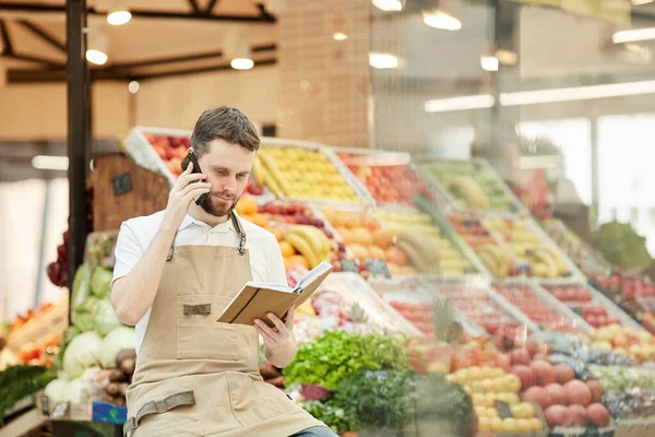 Retrato Homem Barbudo Falando Por Smartphone Enquanto Vende Frutas Legumes — Fotografia de Stock