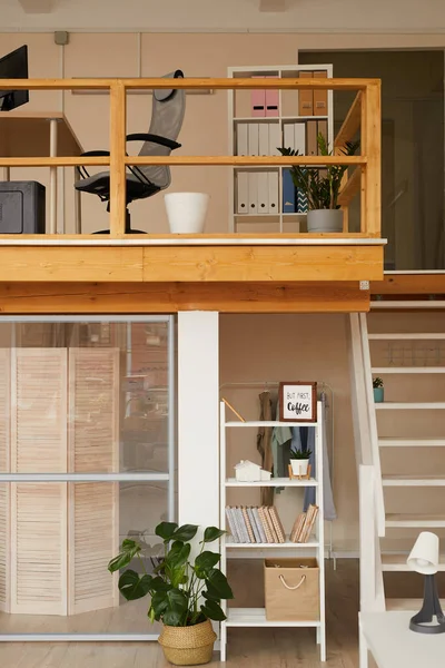 トップレベルのホームオフィスの職場と現代的な2つのレベルのアパートのインテリアの垂直背景画像 コピースペース — ストック写真