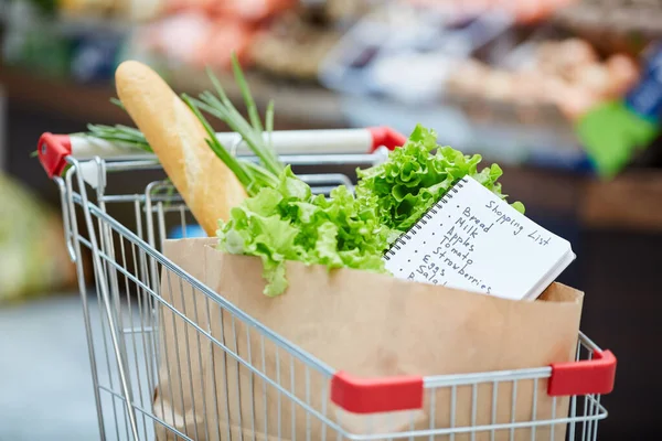 Imagem Fundo Carrinho Compras Com Mantimentos Frescos Foco Lista Compras — Fotografia de Stock