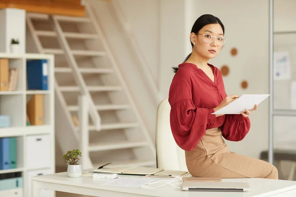 Portrait Elegant Asian Businesswoman Sitting Desk Looking Camera While Working — Stock Photo, Image