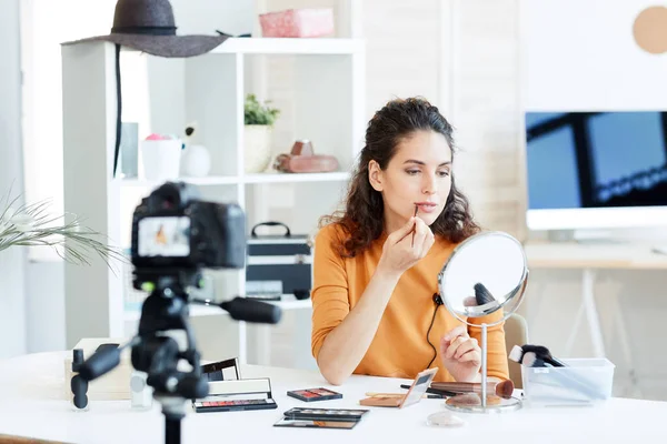 Beauty Blogger Sitting Table Front Mirror Applying Lip Pencil Camera — Stock Photo, Image